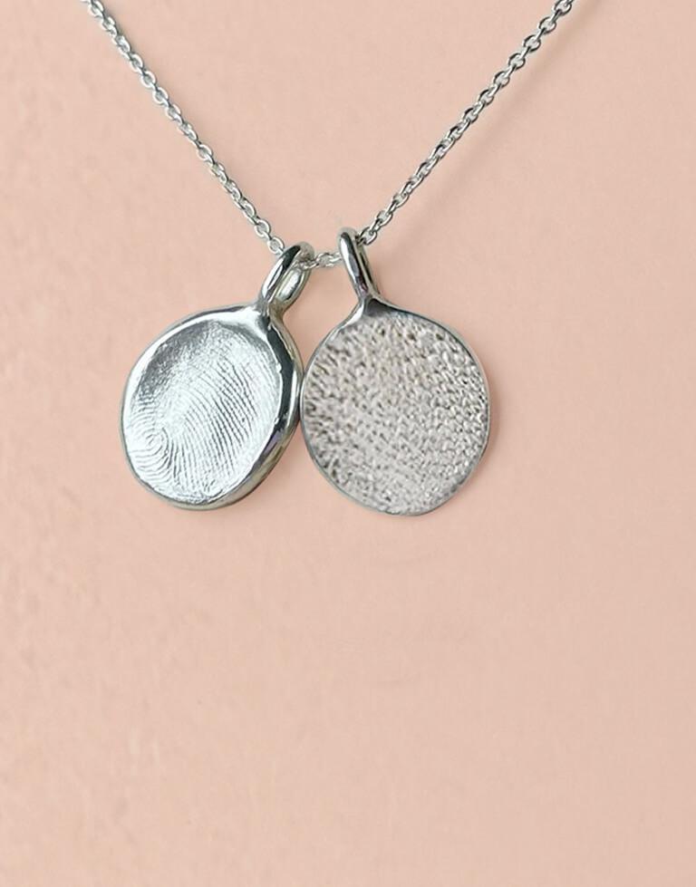 Joyas personalizadas con huellas humanas y de mascotas en plata y oro – Jina González